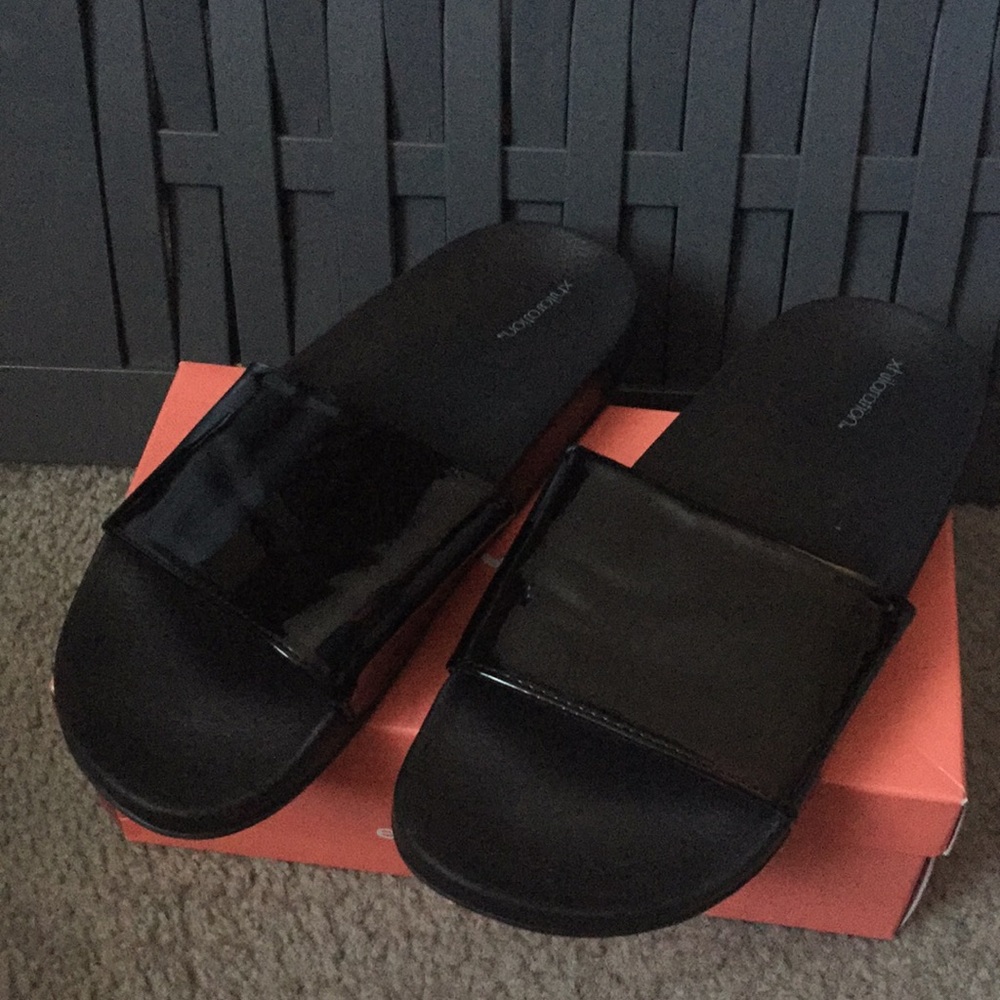 XHILARATION BLACK SLEEK SLIDES SIZE 8